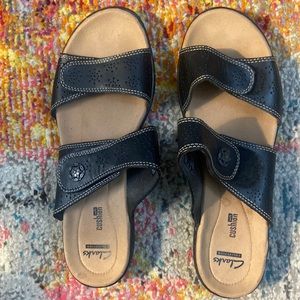 Clarks Women’s 9 1/2 sandals. Black. NWOT